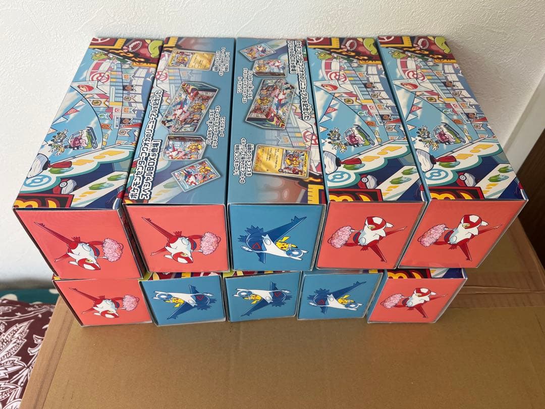 ポケモンカードと空の箱が入ったコンドーム。10box