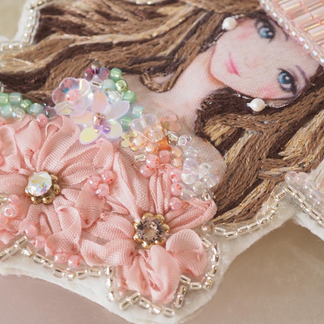 ビーズ刺繍 バッグチャーム 女の子 ハンドメイド 刺繍 ブローチ