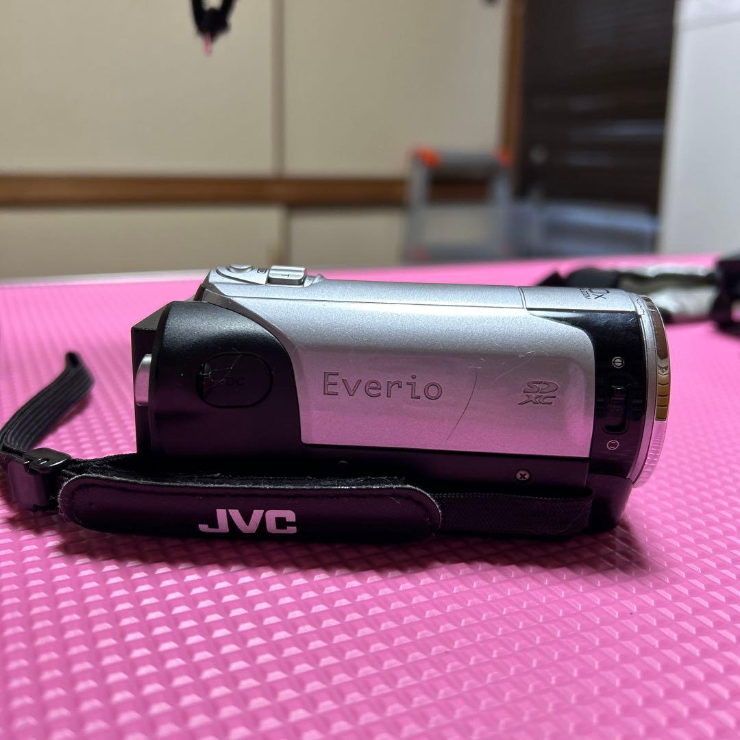 JVC Everio ビデオカメラ 本体 、充電器、三脚セット