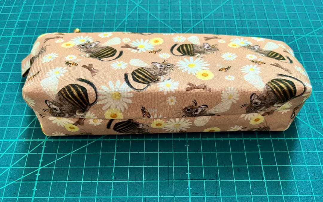 ハンドメイド　みつばちデグー柄　ペンケース　メガネケース　ファスナーポーチ