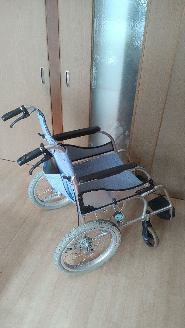 青色の折りたたみ介助用車椅子