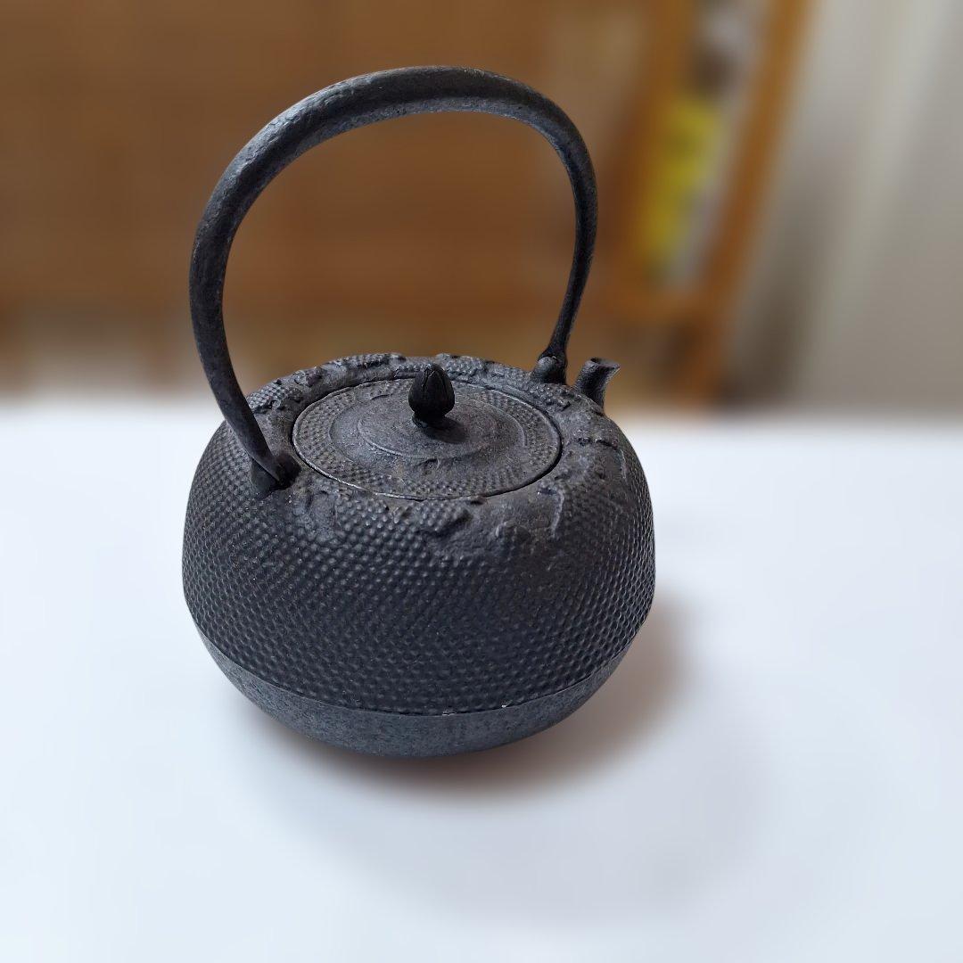 黒い模様付き鉄瓶