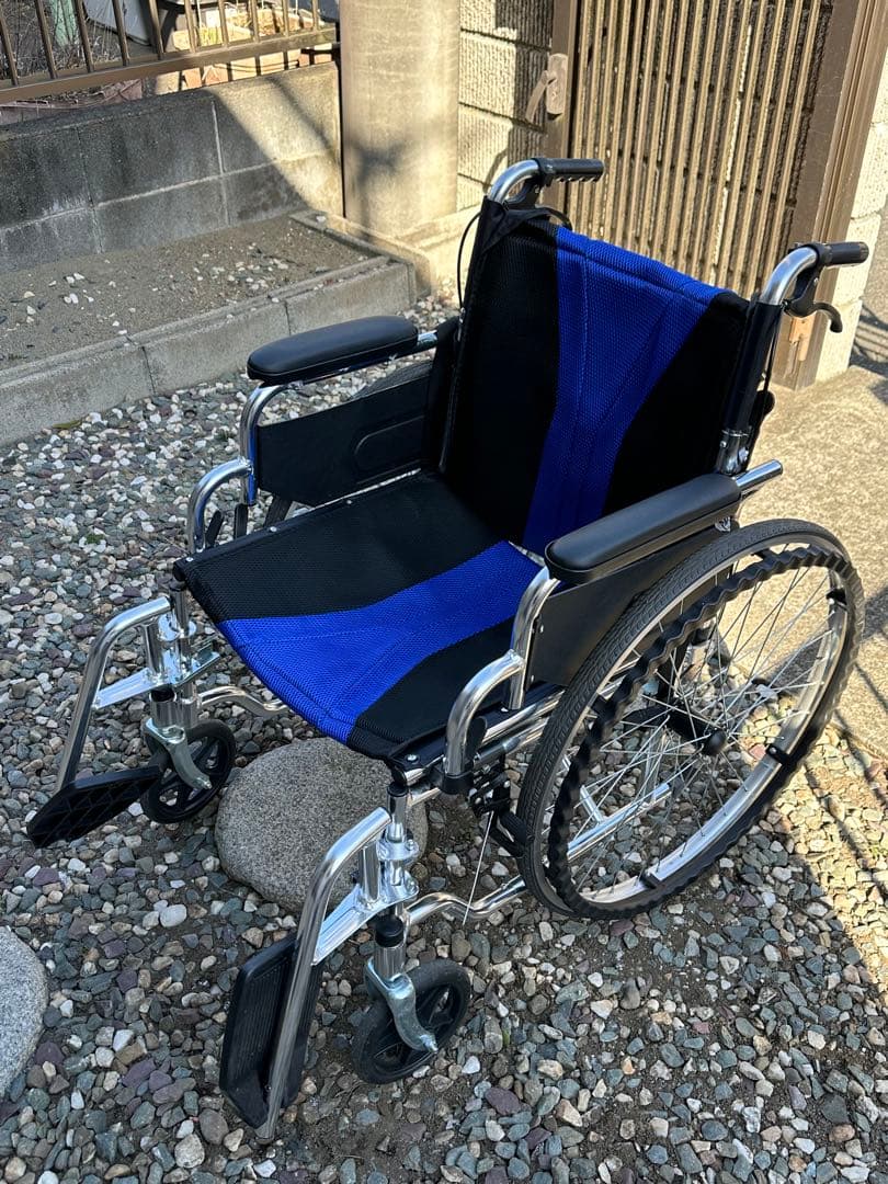 りくと自走用車椅子 黒と青のコンビネーション