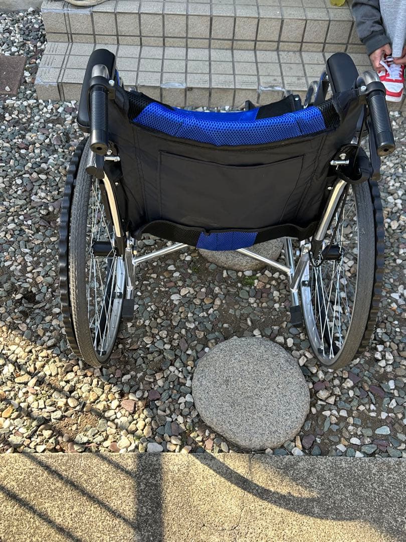 りくと自走用車椅子 黒と青のコンビネーション