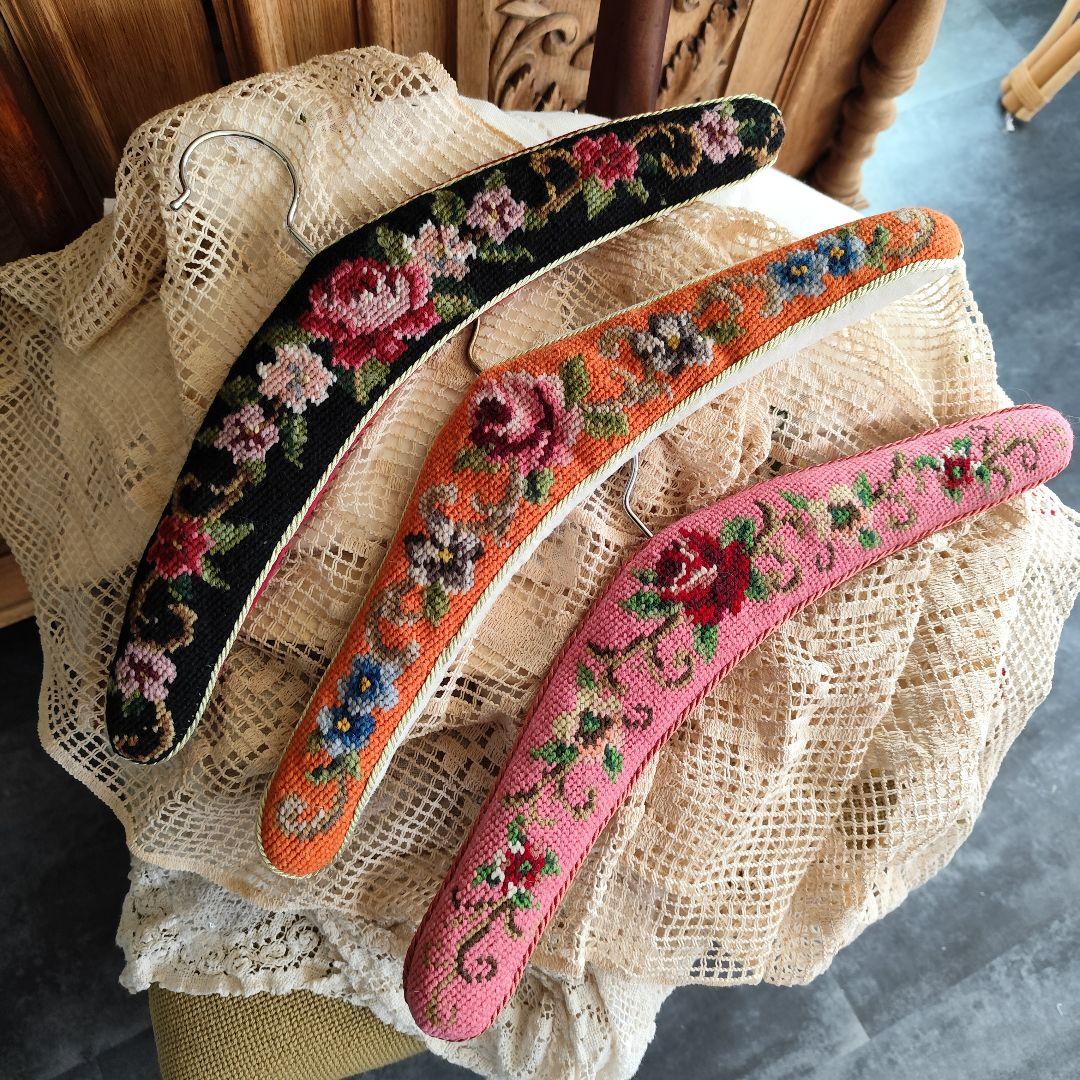 イギリスVintageニードル刺繍ハンガー　お好きな色を選べます♪ 価格は1つ分