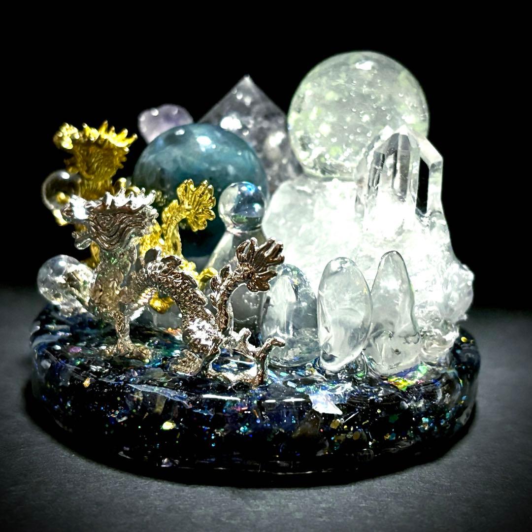 ✨宝水晶を掴む龍✨金龍✨銀龍✨宇宙✨アイオライト✨ラブラドライト✨水晶✨