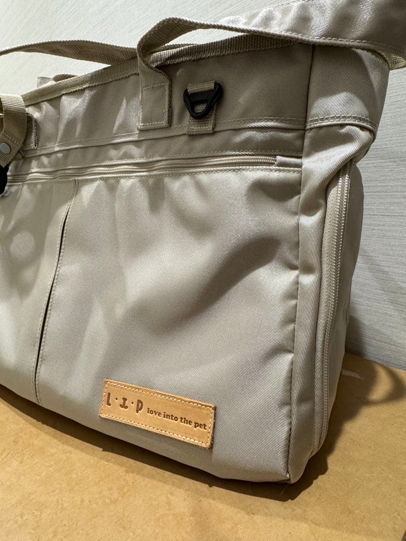 【美品】犬猫キャリーバッグ L.I.P (love into the pet)