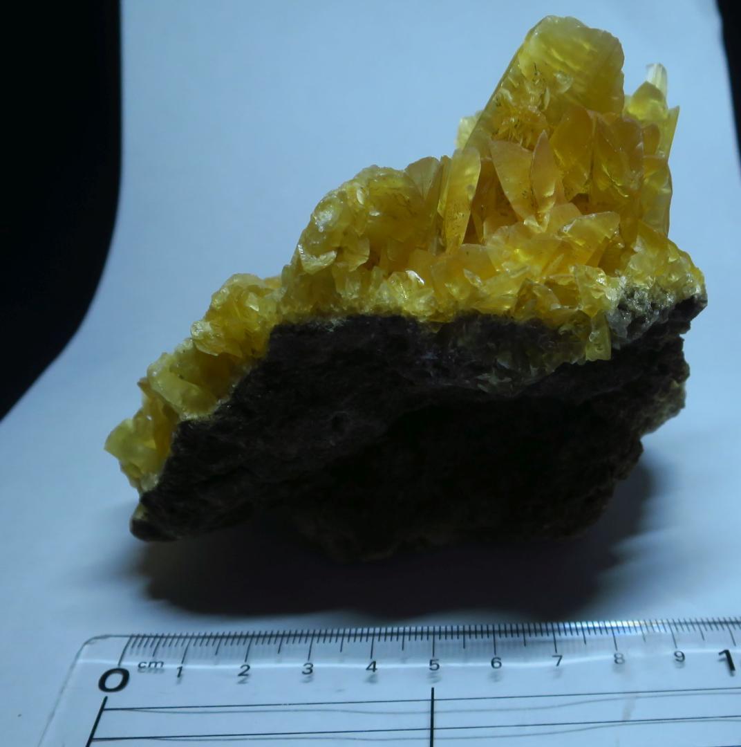 ペルー産ゴールデンセレナイト　蛍光・燐光鉱物　巨大