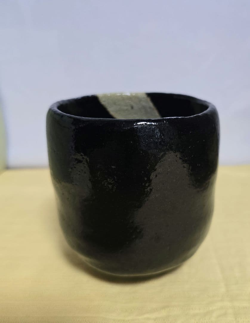 楽焼　黒とベージュのツートンカラー筒茶盌　寒月茶碗　松楽作　黒楽茶碗