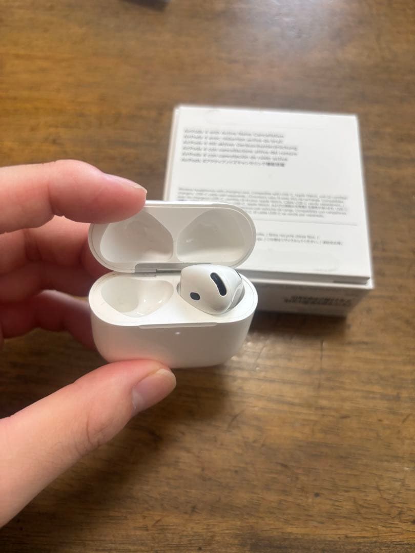AirPods4 ノイズキャンセリング付き本体 ホワイト 右耳のみ充電ケース付き
