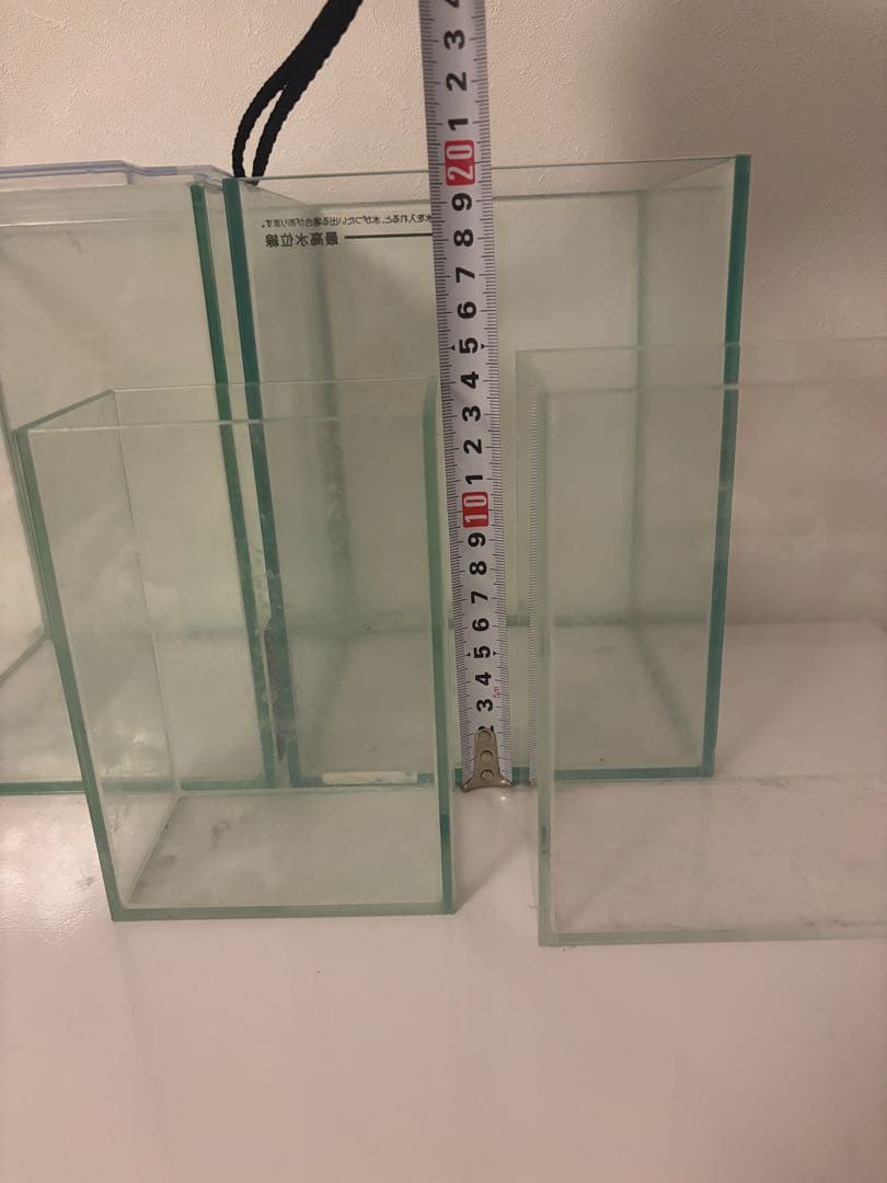 ガラス水槽(4個)＋ライトや飼育に使っていた余ってる物もお付けさせていただきます
