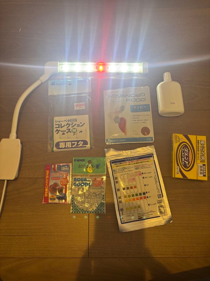 ガラス水槽(4個)＋ライトや飼育に使っていた余ってる物もお付けさせていただきます