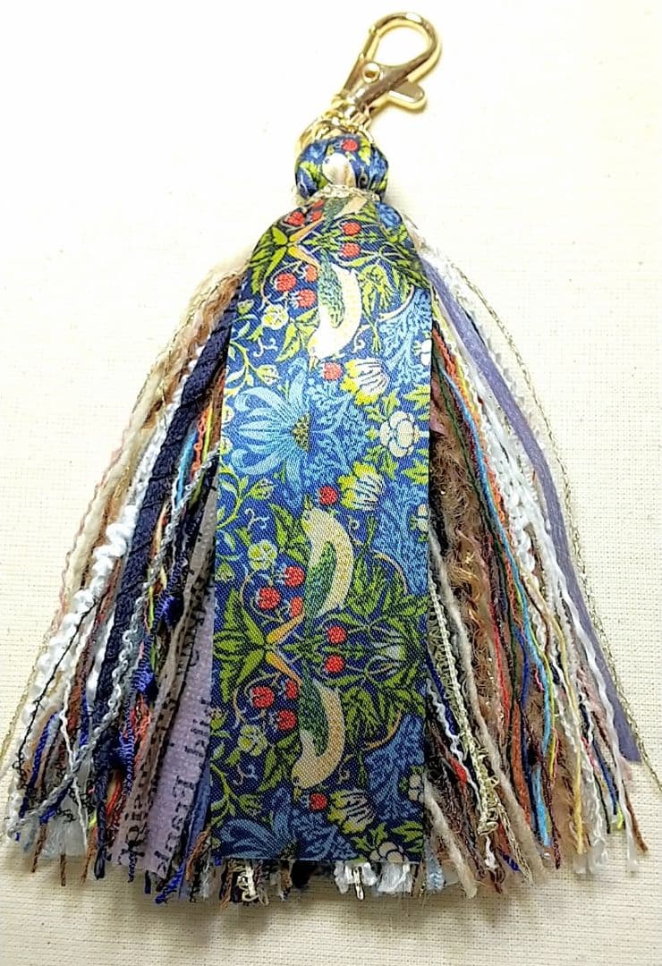 SOLD◆ハンドメイド　タッセルチャーム　リボン　ボタニカル