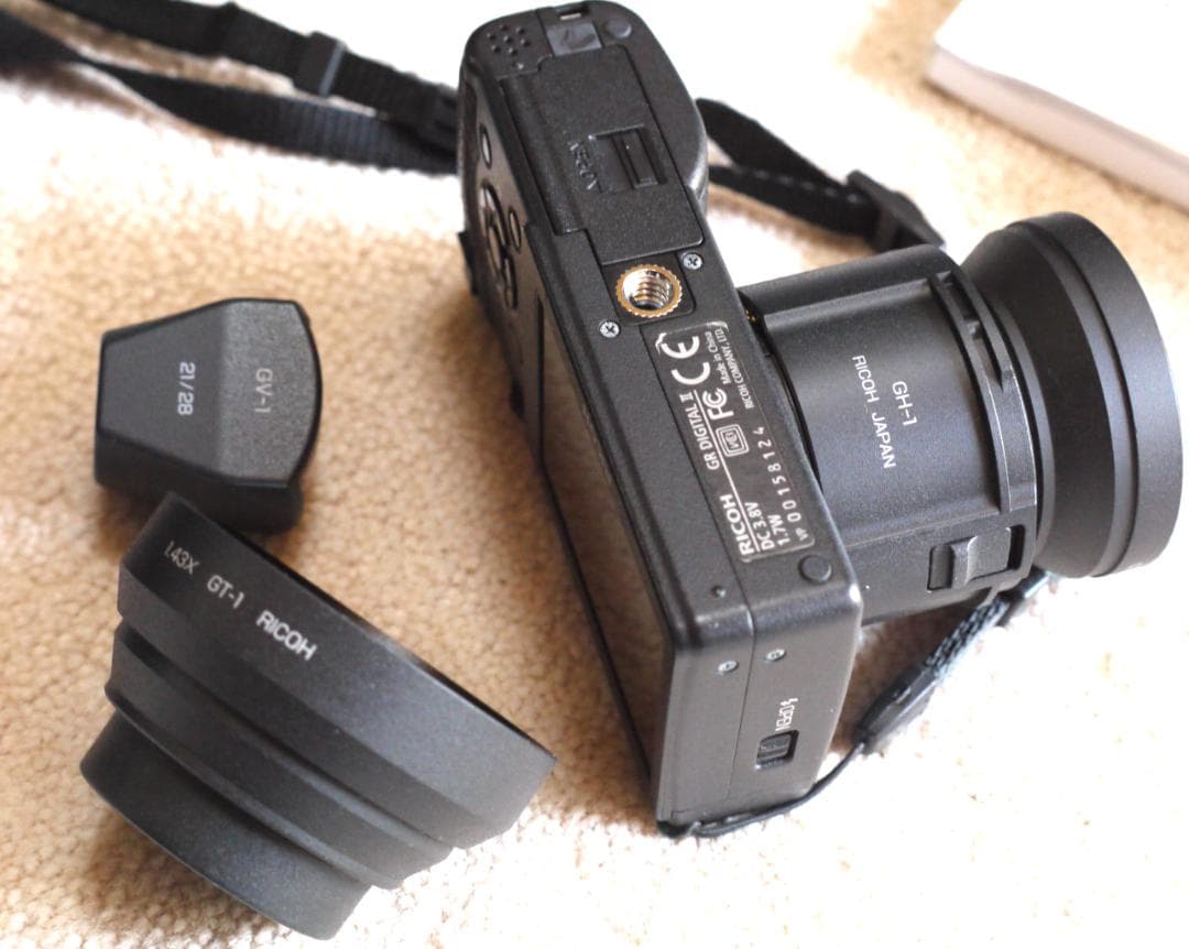 RICOH GR DIGITAL Ⅱ （他にレンズ２本と光学ファインダー付き）