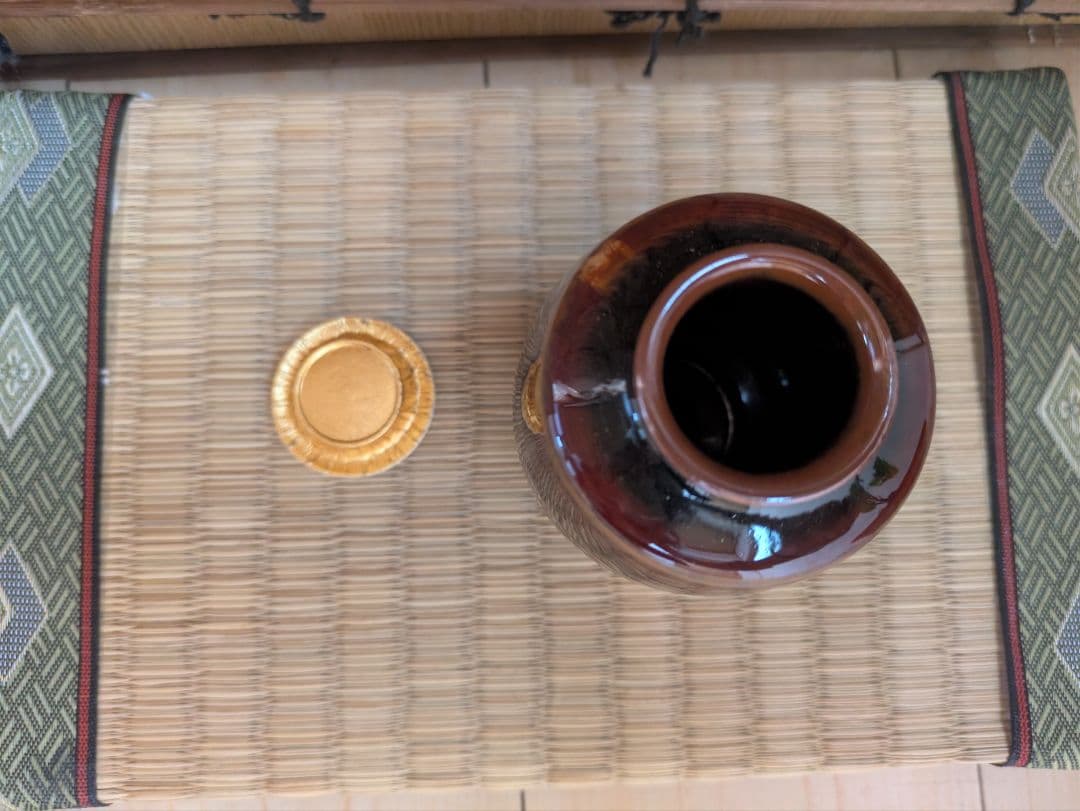 肩衝茶入　伊助