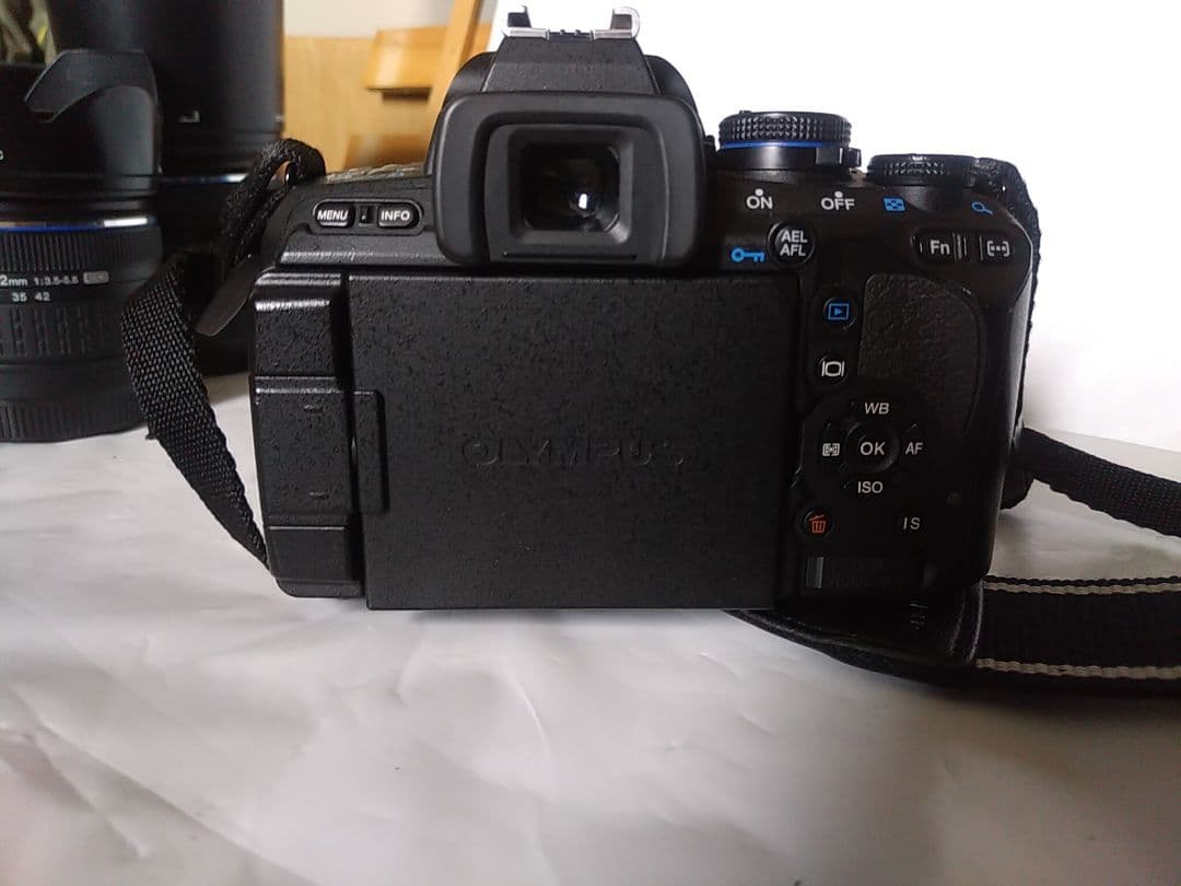 OLYMPUS E-620 デジタル一眼レフとズームレンズ２本、マクロレンズ付
