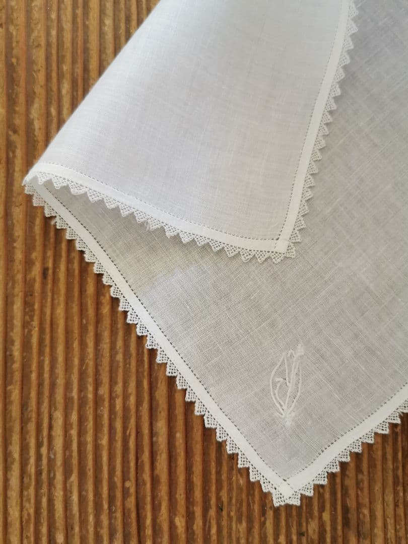 アンティーク イニシャル花文字刺繍 トライアングルスカラップリム〰️ ハンカチ
