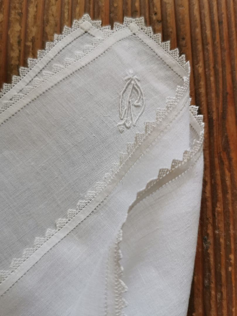 アンティーク イニシャル花文字刺繍 トライアングルスカラップリム〰️ ハンカチ