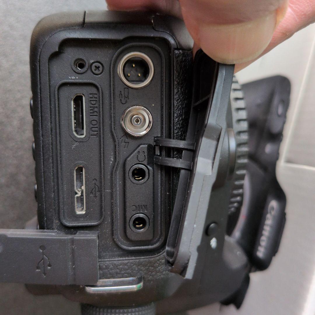 Canon EOS 7D Mark II 本体と付属品