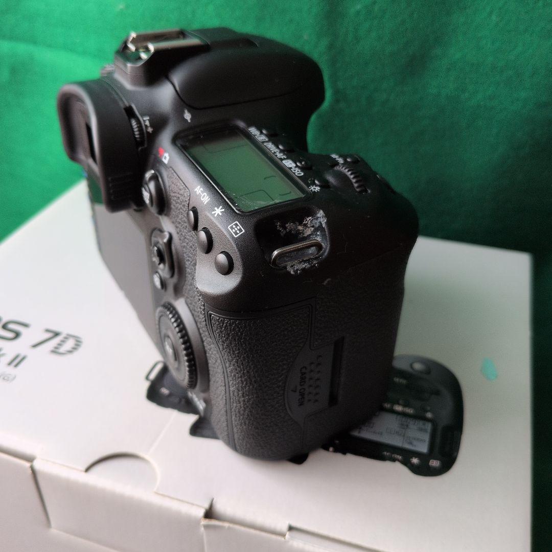 Canon EOS 7D Mark II 本体と付属品