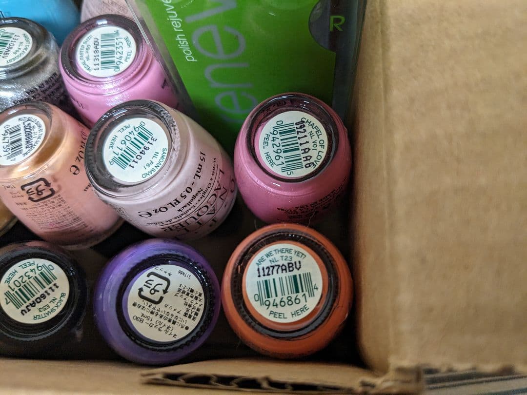 年末限定　約25%オフ!!　OPI ネイル 17色とZOYA RNEW