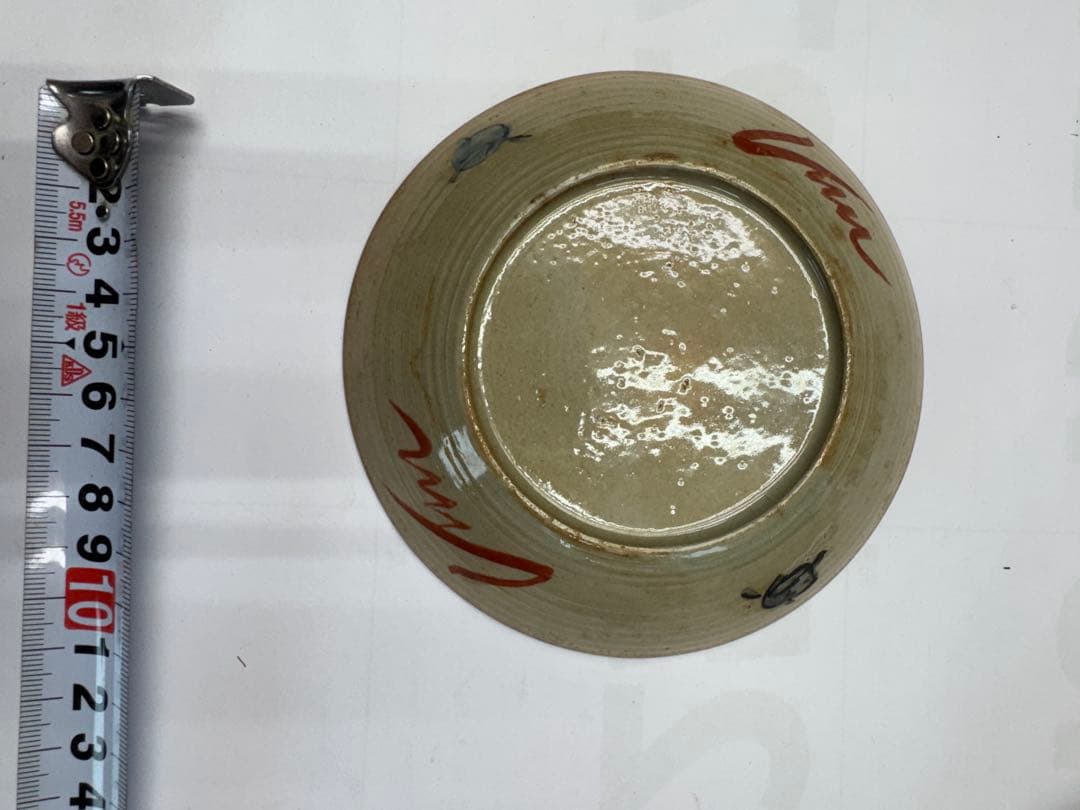 花と鳥の模様の陶器皿　直径12cm