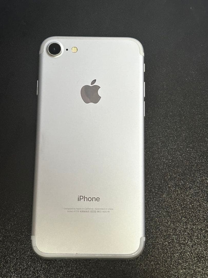 Apple iPhone 7 シルバー 本体 (箱無し)