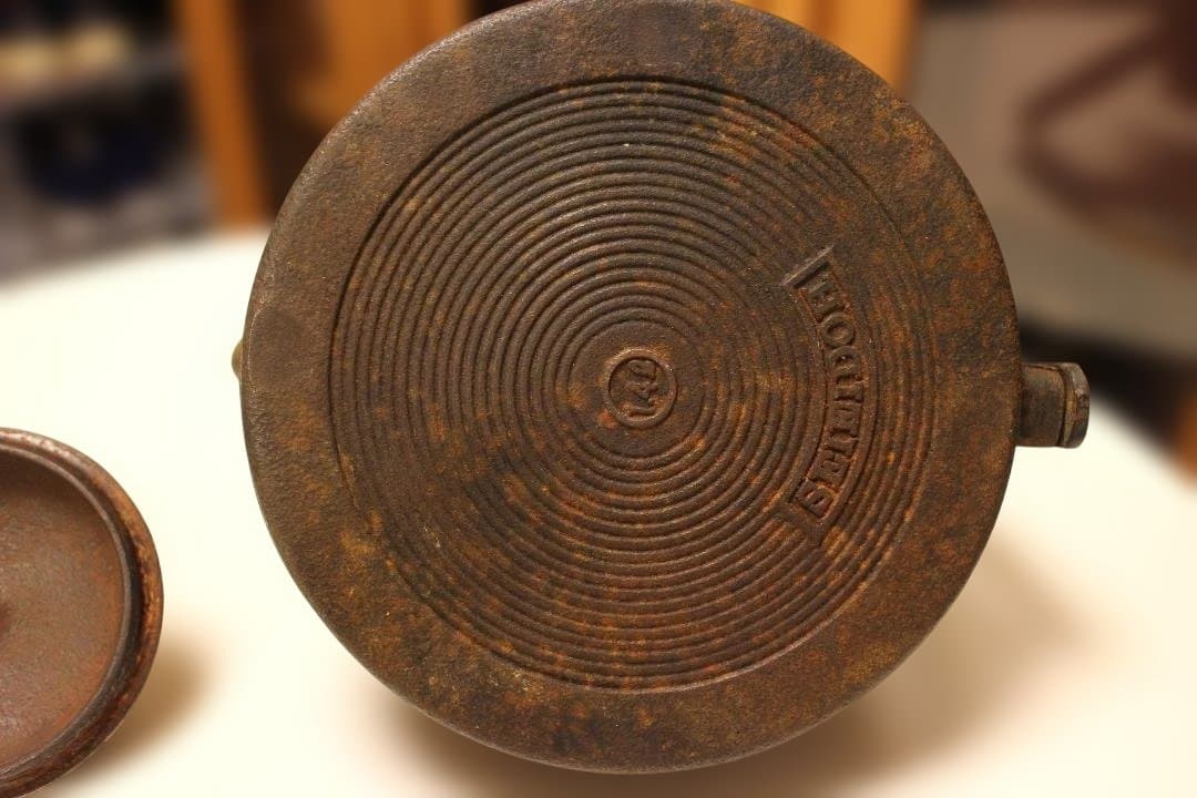 黒い鉄瓶 中型 木製持ち手