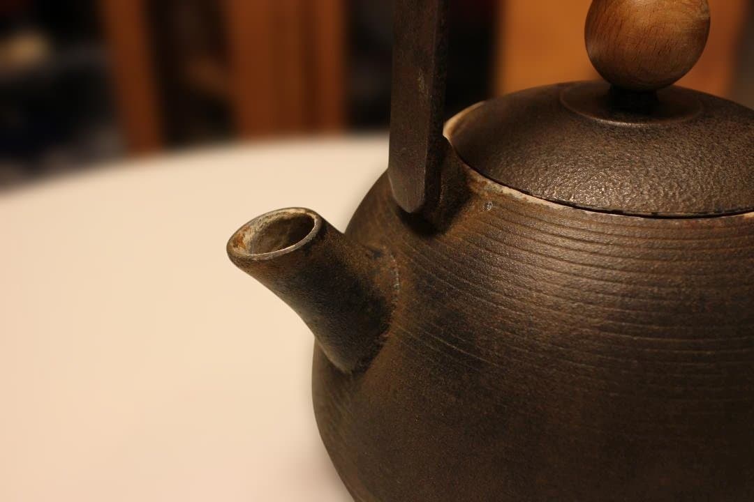 黒い鉄瓶 中型 木製持ち手