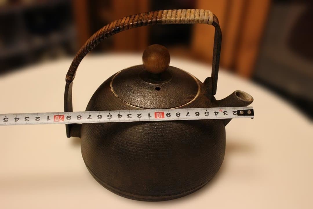 黒い鉄瓶 中型 木製持ち手