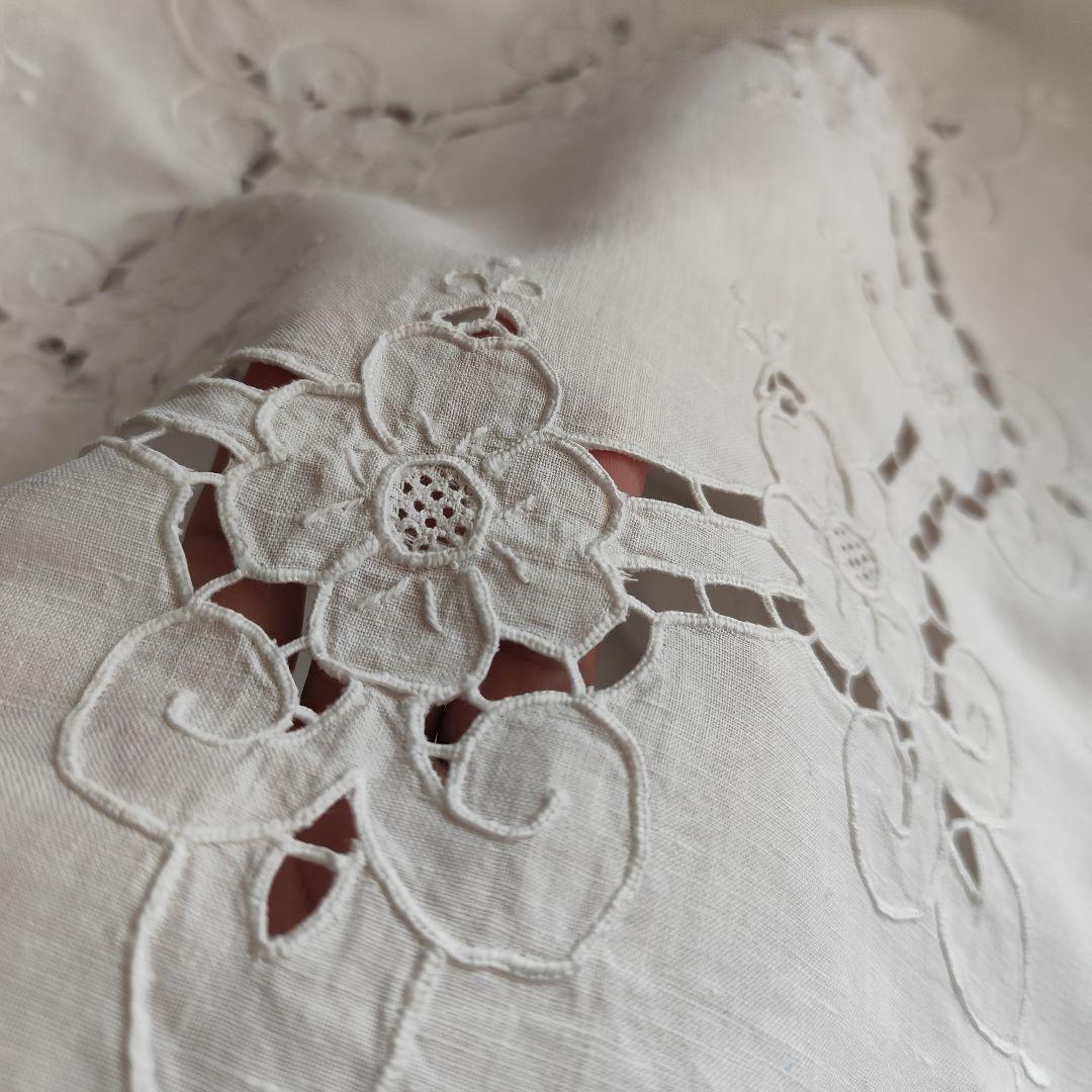 ヴィンテージリネン　カットワーク手刺繍　白糸刺繍　テーブルクロス