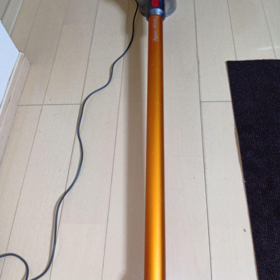 送料込　美品　静かで パワフル DysonSV11 充電器付き 稼働 24分