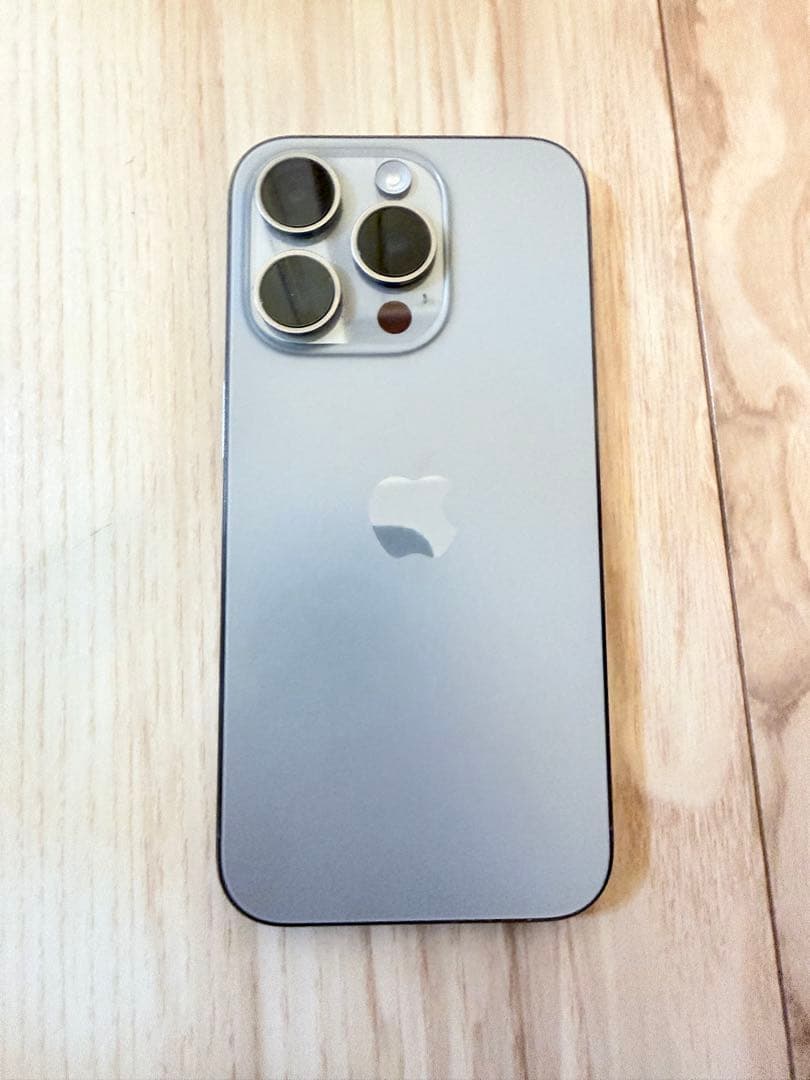 Apple iPhone 15 Pro 本体　ナチュラルチタニウム