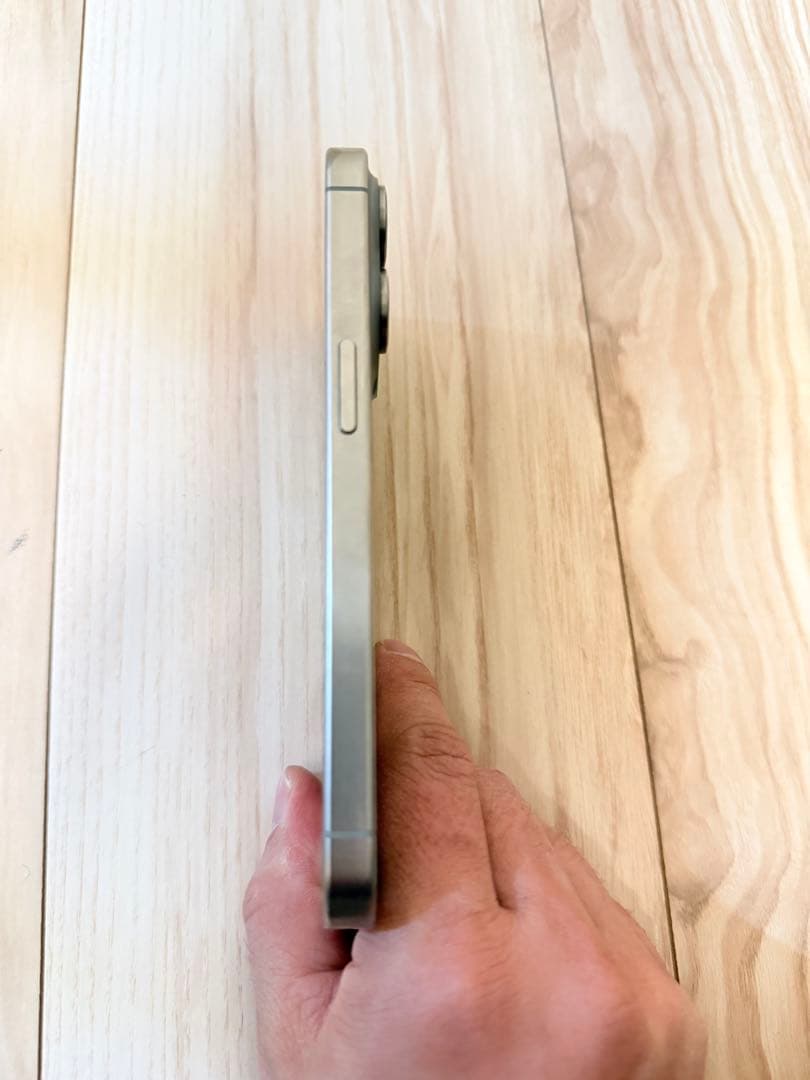 Apple iPhone 15 Pro 本体　ナチュラルチタニウム
