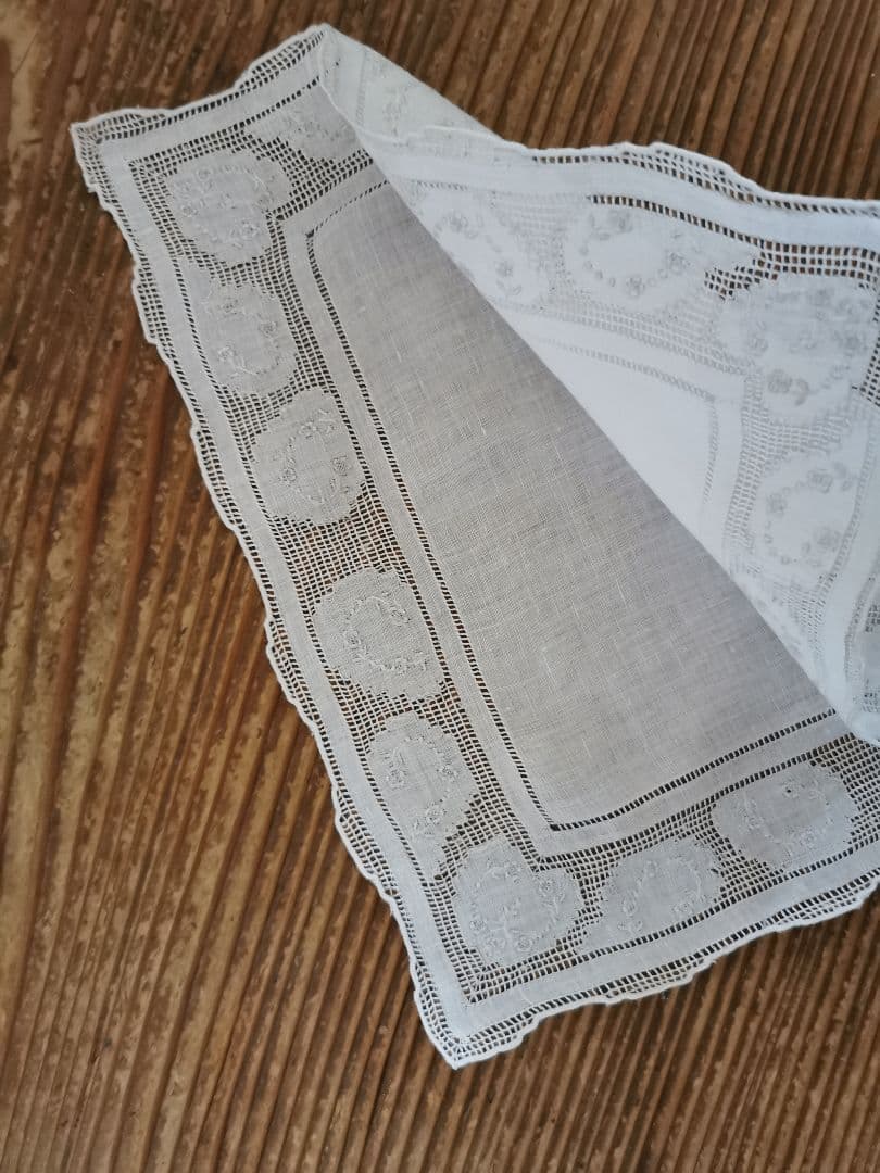 ヴィンテージ 汕頭刺繍 or スイスアペンツェル刺繍 梯子&薔薇刺繍 ハンカチ