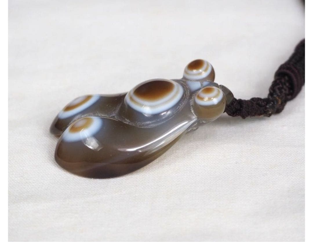 送料無料　瑪瑙彫刻　蝉　ペンダントネックレス　4.3×2.9ｃｍ