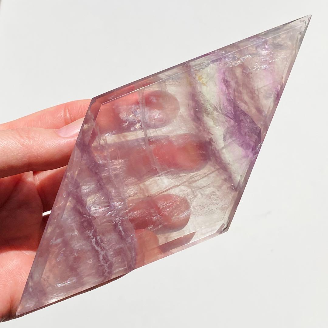 【 天然石 大きめ 美しい フローライト ダイヤ型 スタンド付き 虹入りの 蛍石