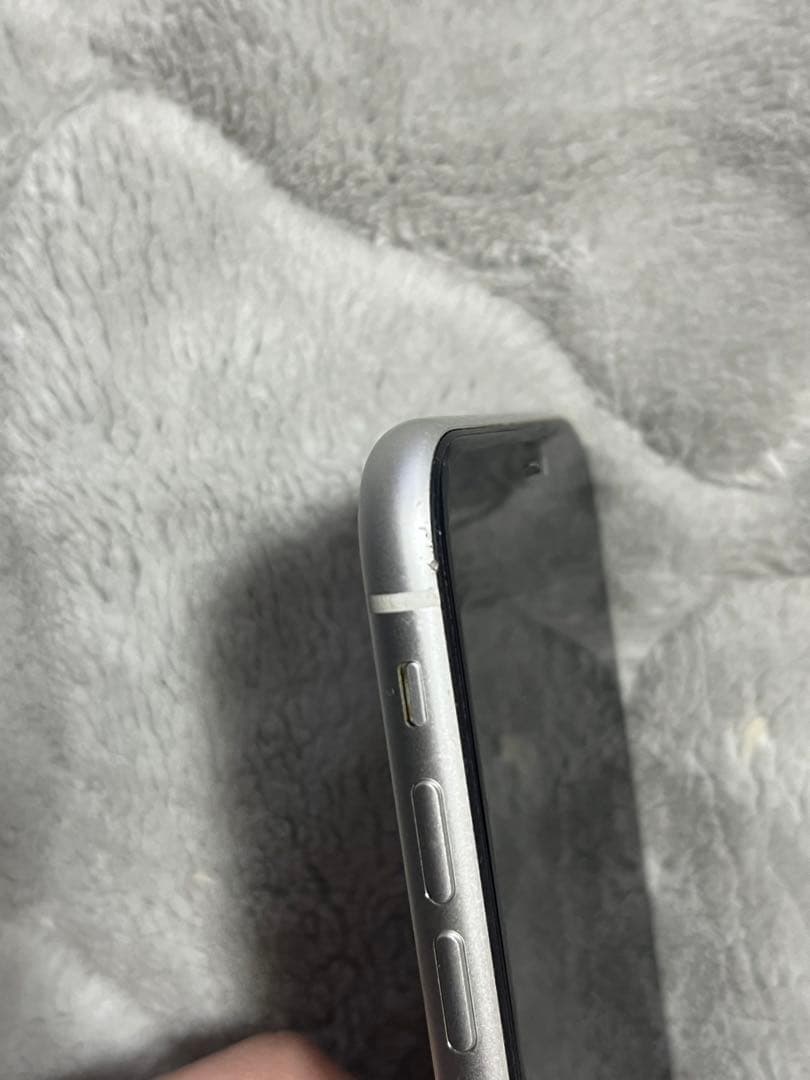 【ジャンク】iPhoneXR64GB白 電源入らず 画面微細割れiCloud不明