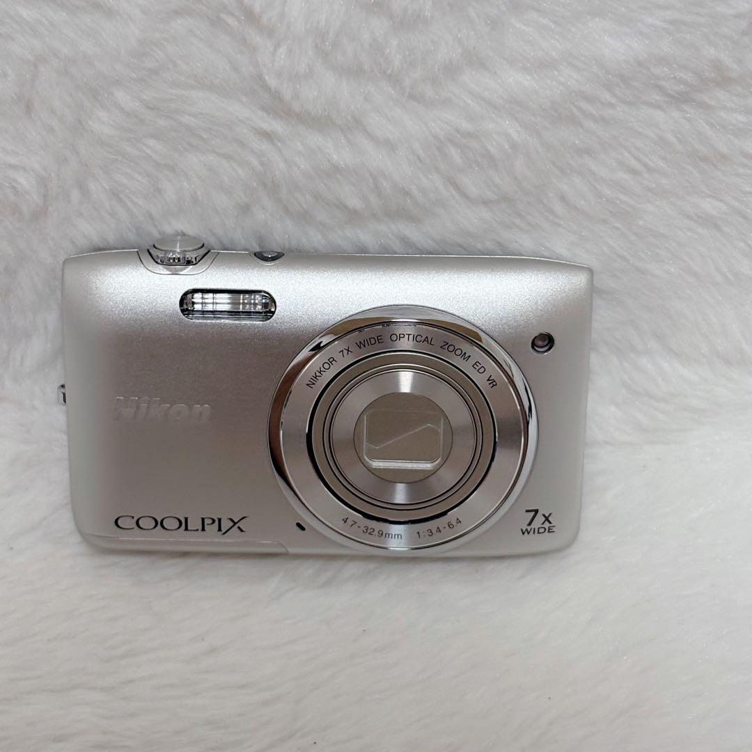 【極美品】Nikon COOLPIX S3500 デジタルカメラ シルバー