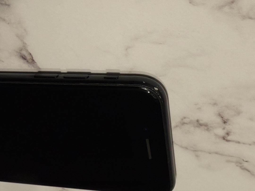 iPhone SE（第2世代）ブラック 64GB 72%