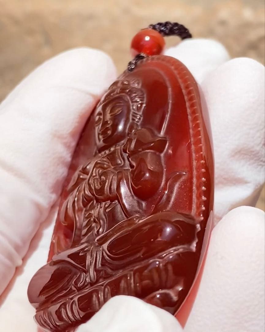 レッドアゲート紅瑪瑙観音彫刻ペンダント　天然石　高品質美しい赤色が印象的 お守り