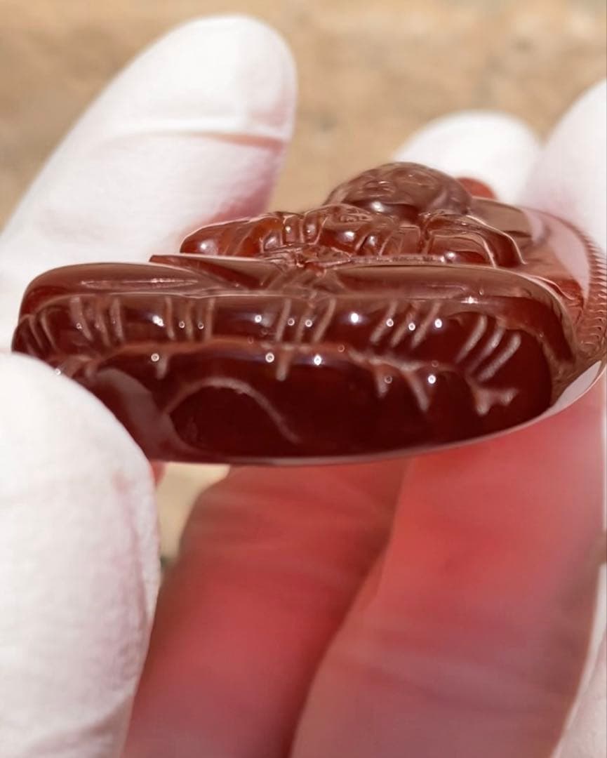 レッドアゲート紅瑪瑙観音彫刻ペンダント　天然石　高品質美しい赤色が印象的 お守り