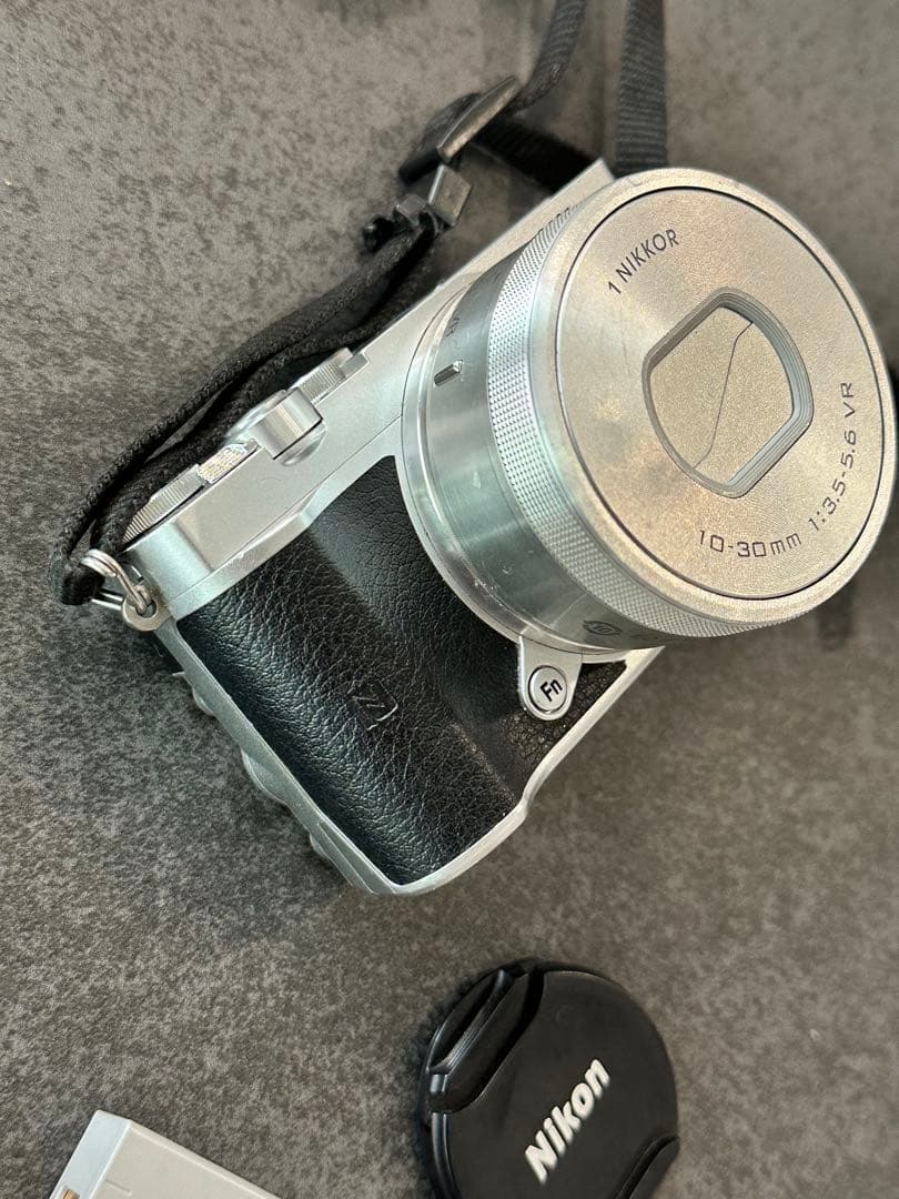 Nikon ミラーレスカメラ　1 J5