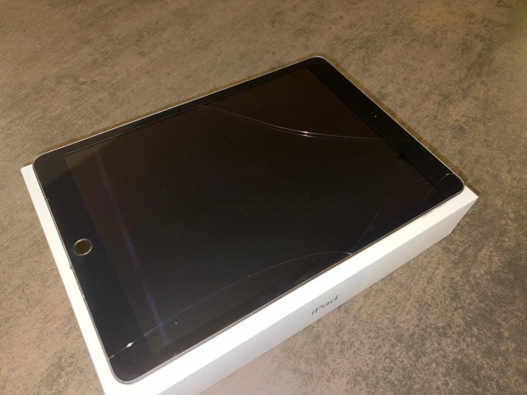 iPad 第7世代 32GB Wi-Fi 箱・充電器つき　画面ひび割れあり