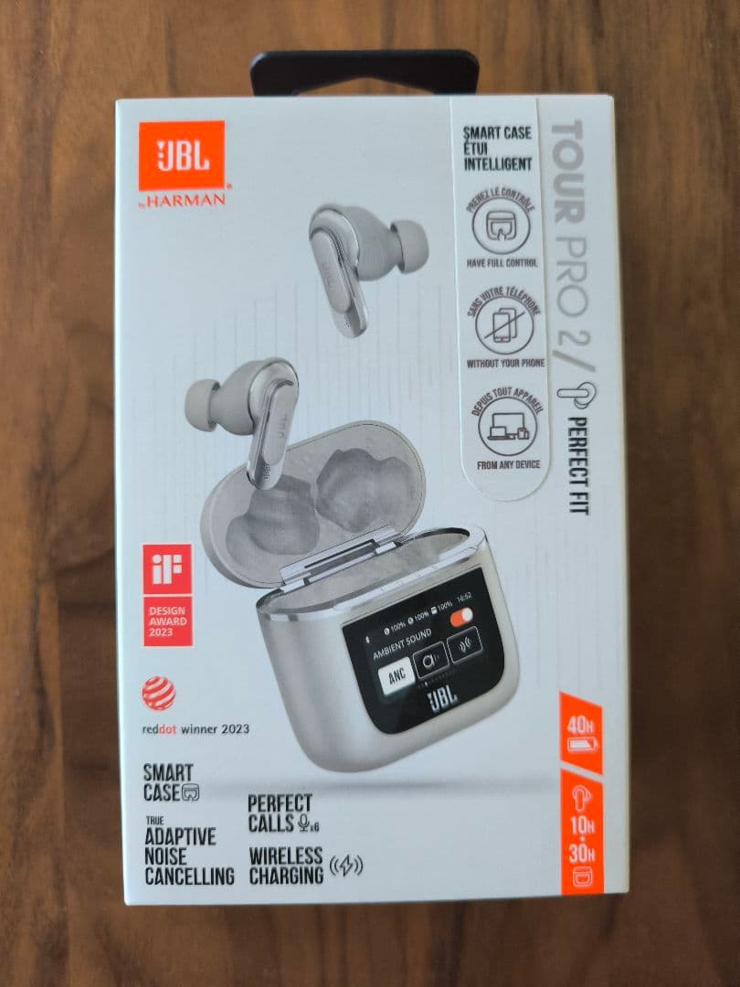 JBL Tour Pro 2 ワイヤレスイヤフォン 左耳と本体