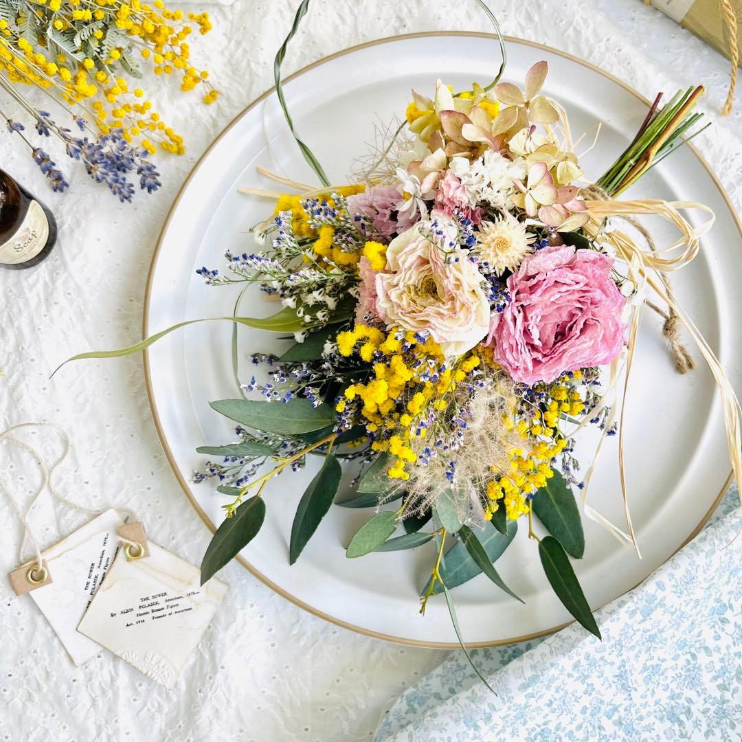 ドライフラワースワッグ　ラナンキュラス  ユーカリ　ミモザ　かすみ草　リース