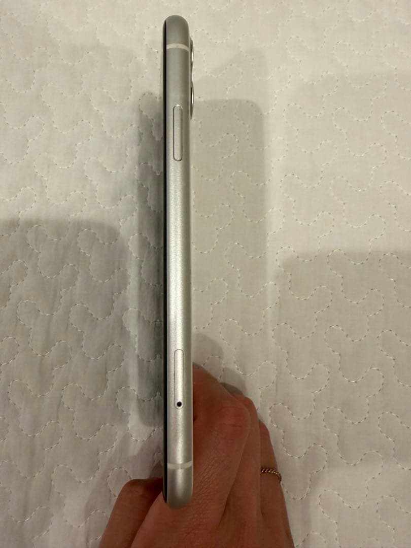 iPhone11 128GB ホワイト 本体 バッテリー77% 初期化済