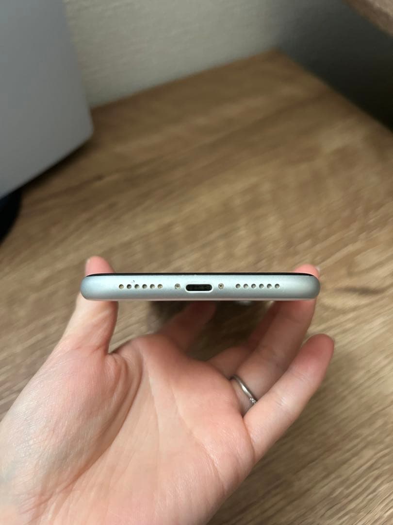 iPhone XR 64GB ホワイト SIMロックな し初期化済み