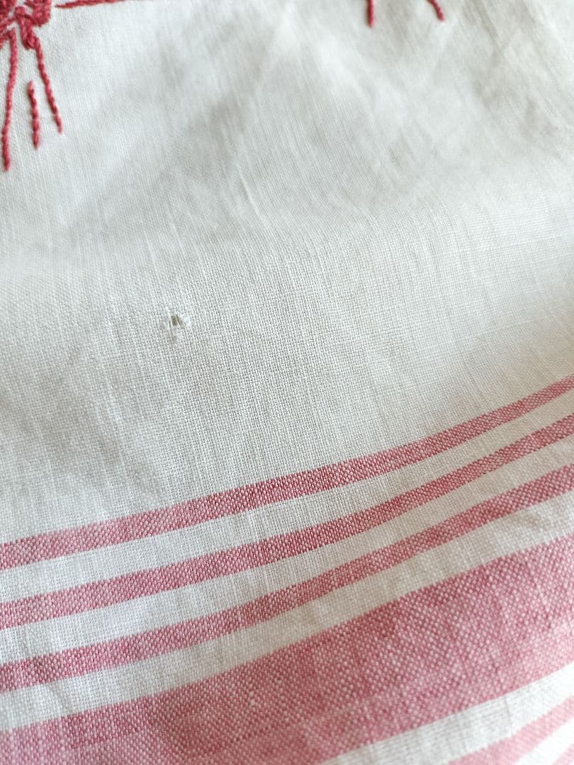 アンティーク　壁飾り　Red刺繍