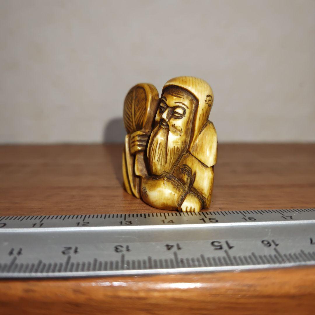 時代提物 人物根付 天然素材 在銘【軍配を持つ人物】高さ約3.6cm重さ24ｇ